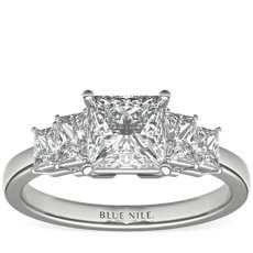 Anillo de compromiso de cuatro diamantes de talla princesa en platino (1 qt. total)